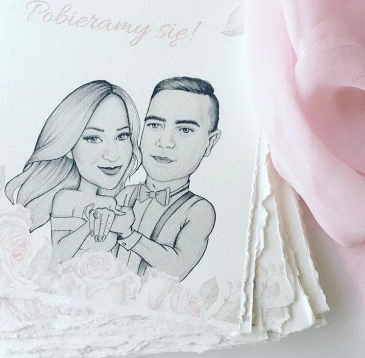 Ilustracja na zaproszenie ślubne z parą rysunkowych postaci, napis Pobieramy się oraz delikatne różowe akcenty kwiatowe na tle papieru.