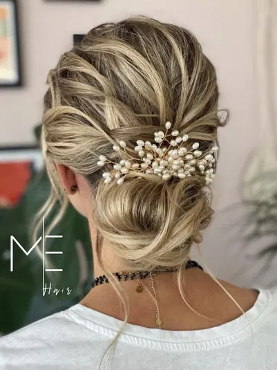  Blond kok z perłową ozdobą do włosów, elegancka fryzura ślubna lub wieczorowa. 