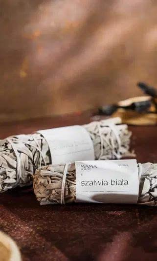  Biała szałwia w wiązkach na tle rustykalnym, produkt do oczyszczania i aromaterapii. 