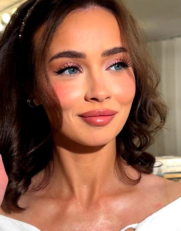  Portret uśmiechniętej kobiety z brązowymi włosami i makijażem glamour, idealny na eleganckie okazje. 