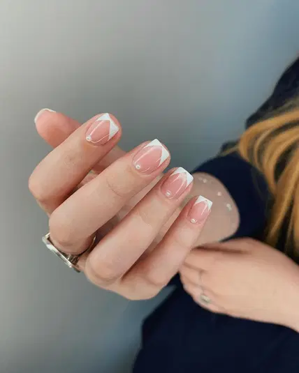  Manicure z białymi wzorami na krótkich paznokciach, minimalistyczny design. 