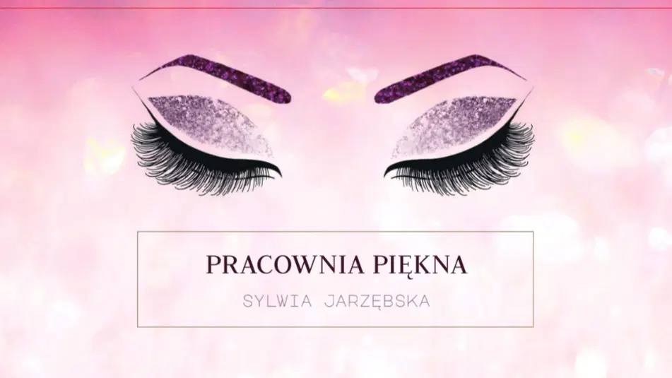  Logo Pracowni Piękna Sylwia Jarzębska z grafiką fioletowych brwi i rzęs na różowym tle. 