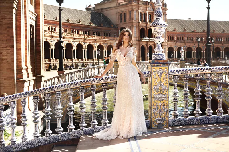  Kobieta w eleganckiej sukni wieczorowej na tle zabytkowej architektury, most w Plaza de España, Sewilla. 