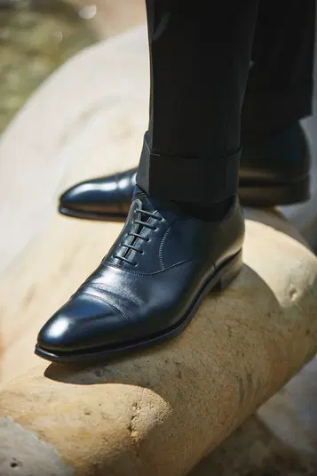  Eleganckie czarne skórzane półbuty męskie na skale, stylowa moda męska, formalne obuwie dla mężczyzn. 