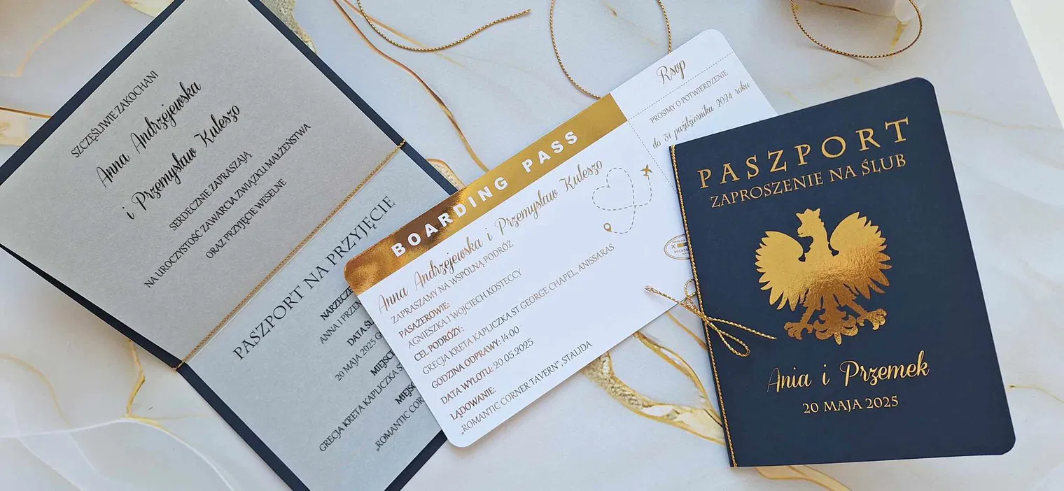 Ekskluzywne zaproszenie ślubne w formie paszportu i karty pokładowej z motywami złota i eleganckim designem na ślub Anny i Przemka.