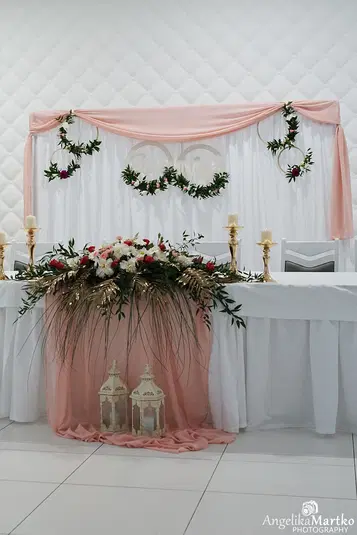  Dekoracja stołu weselnego z różowymi i białymi kwiatami, złote świece, białe tkaniny i romantyczne akcenty, elegancka aranżacja weselna. 