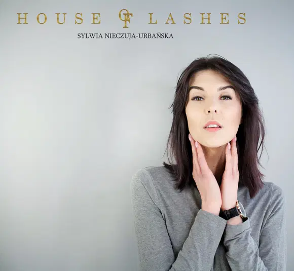  Szara bluzka, kobieta z długimi włosami, logo House of Lashes, białe tło. 