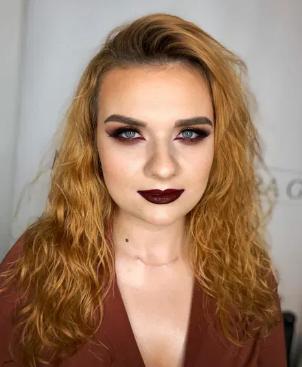  <style>img{max-width:100%;height:auto;}</style>

<img Kobieta z blond falowanymi włosami, intensywnym makijażem oczu i ciemnymi ustami na jasnym tle src=https://i.imgur.com/LU3f6Xz.jpg> 